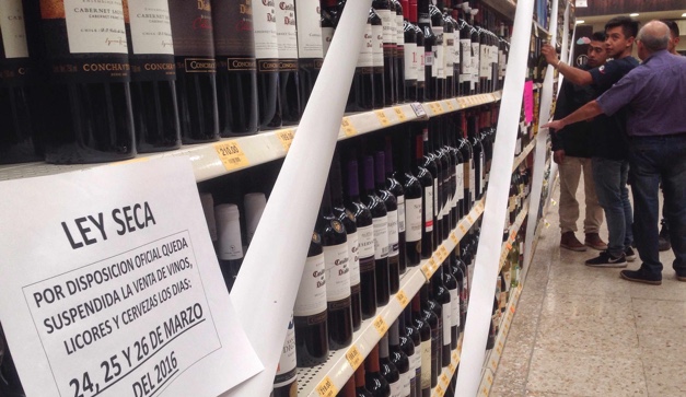 Un comercio anunciando la Ley Seca.
