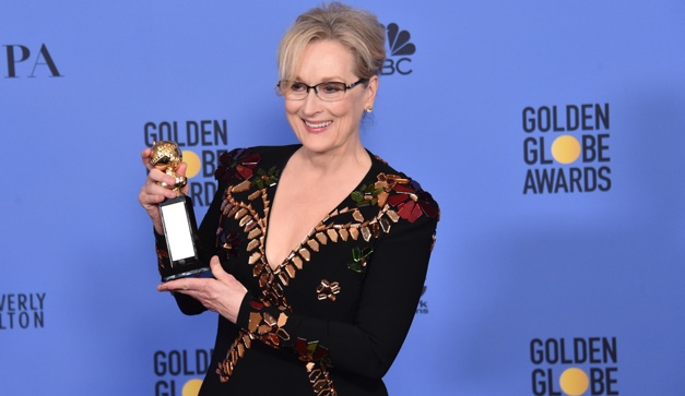 Meryl Streep enseña su premio a la prensa en los Golden Globes