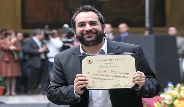 Eugenio Caballero en 2007, muestra el reconocimiento que le dio el senado mexicano por su trabajo.