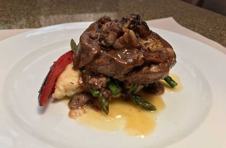 Filete con salsa de tuétano y más tuétano encima