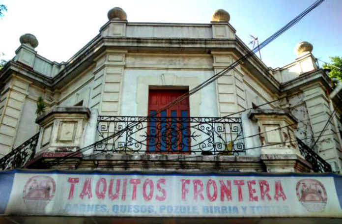 Taquitos-Frontera-Roma Platicamos con el tuitero que difundió la foto, Alain Medina y con el dueño del restaurante Taquitos Frontera, Edgar López.