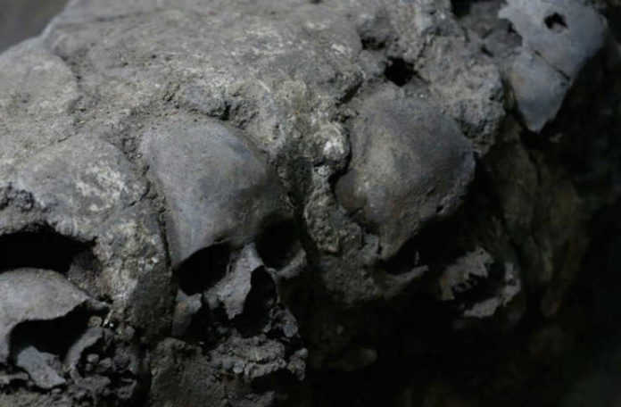 Torre-Craneos La torre de cráneos ha levantado preguntas sobre los sacrificios humanos realizados por los aztecas