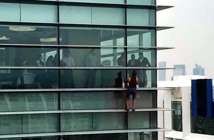 Spider-Man-Polanco El hombre que escaló la torre de Nestlé en Polanco es ruso y llevaba su pasaporte con él.