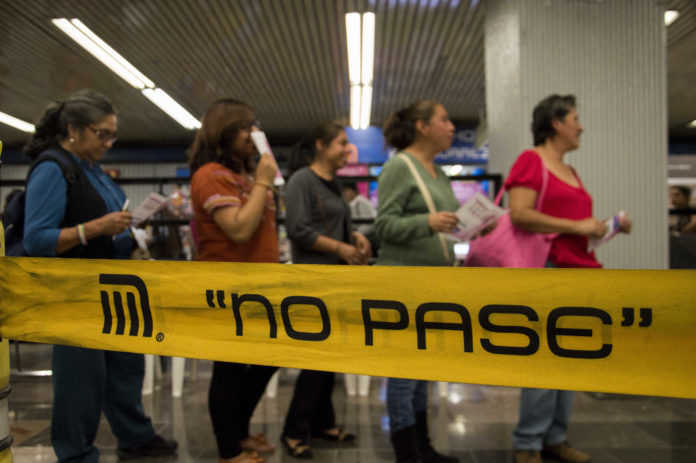 www.cuartoscuro.com Si las chilangas van de Pantitlán a Observatorio, ahora deberán usar los tres primeros vagones del Metro.