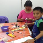 manos-a-la-madera-el-carton-y-la-tela