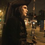 de-dia-es-entrenador-de-artes-marciales-de-noche-es-dark