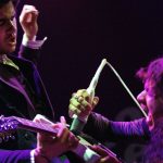 omar-rodriguez-y-cedric-bixler-con-flea-en-el-bajo