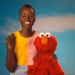 lupita-nyongo-visito-a-elmo-hasta-cosquillas-le-hizo