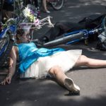 la-casa-del-lago-presenta-tragedia-sobre-ruedas