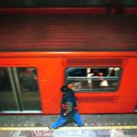 video-se-tira-a-las-vias-del-metro-bellas-artes-y-pide-50-pesos-para-levantarse