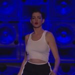 anne-hathaway-muestra-su-pechonalidad-mientras-canta-wrecking-ball