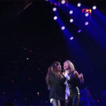 taylor-swift-invita-a-alanis-morissette-al-escenario-y-cantan-you-oughta-know