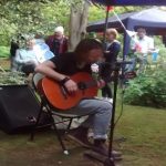 thom-yorke-toco-en-el-patio-de-su-vecino