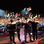 michael-j-fox-toca-la-guitarra-junto-a-coldplay