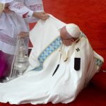 resbalon-del-papa-en-plena-misa-en-polonia