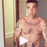 robbie-williams-muestra-su-paquete