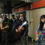 mon-laferte-y-caloncho-se-echan-palomazo-en-metro-auditorio