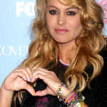 paulina-rubio-reza-por-adriana-lima-e-internet-se-la-acaba