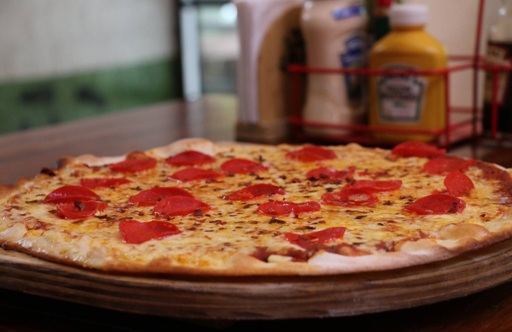 Pizza hecha en horno de leña