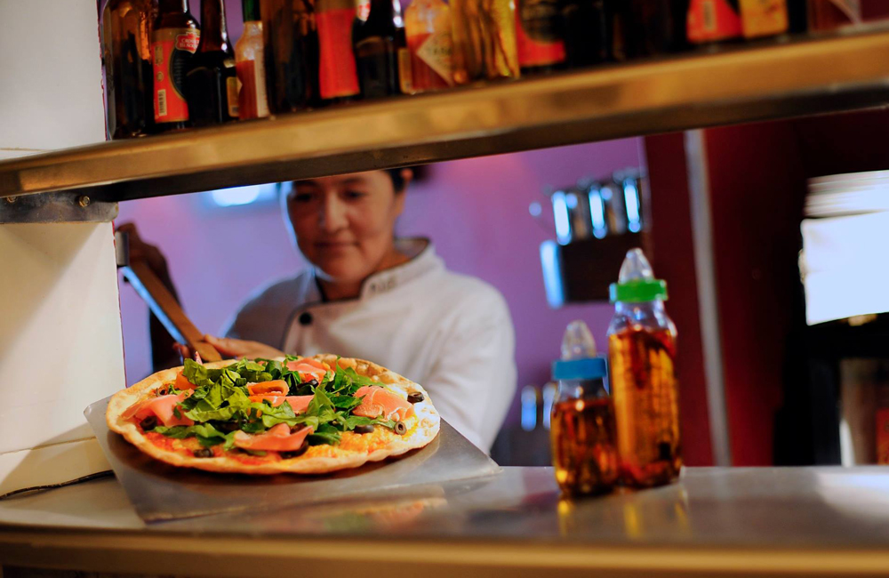 Pizza hecha en horno de leña