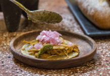 La cochinita que sirven aquí la preparan en Yucatán Cochinita pibil en CDMX