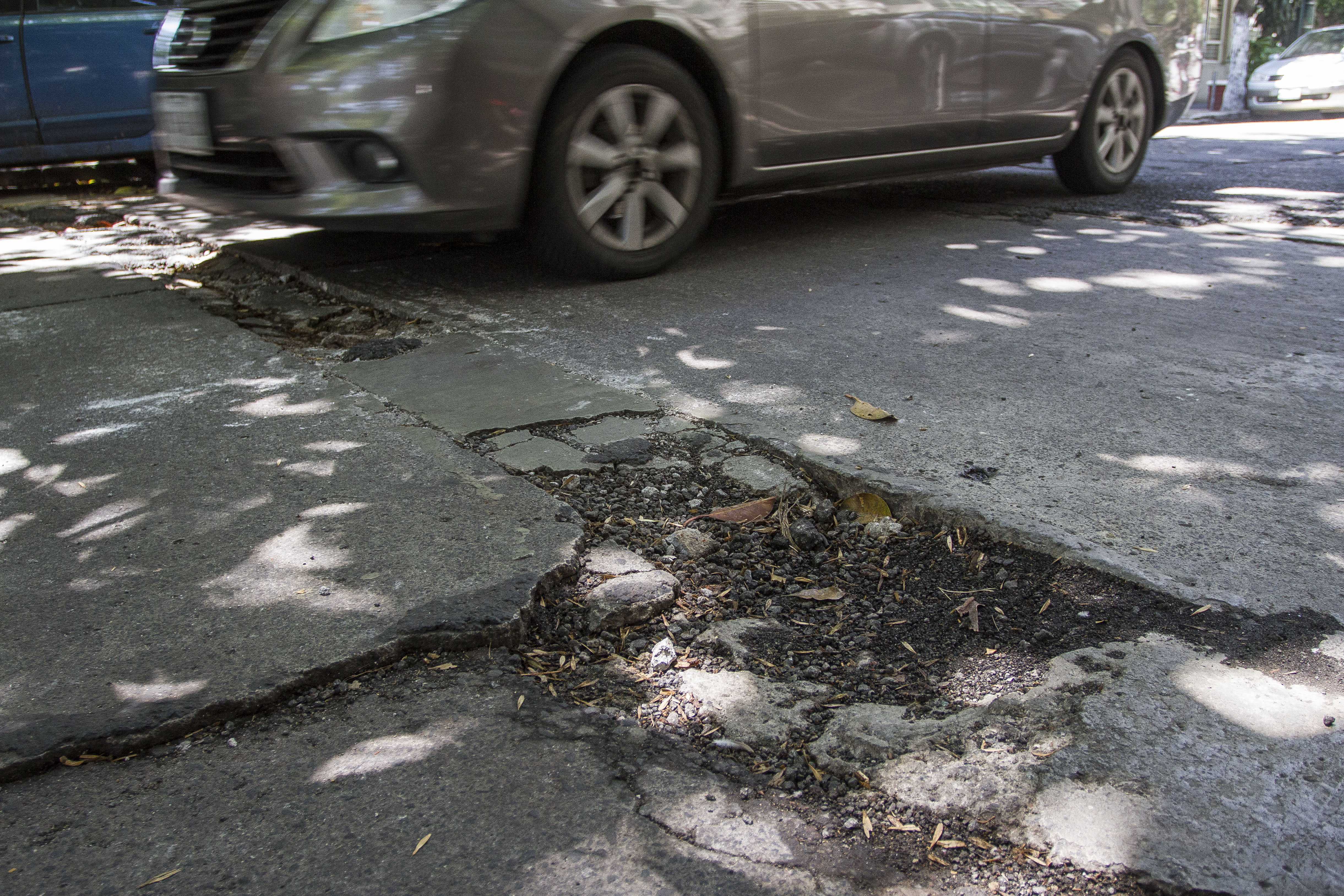 baches-en-la-cdmx-quien-te-paga-cuando-danan-tu-auto