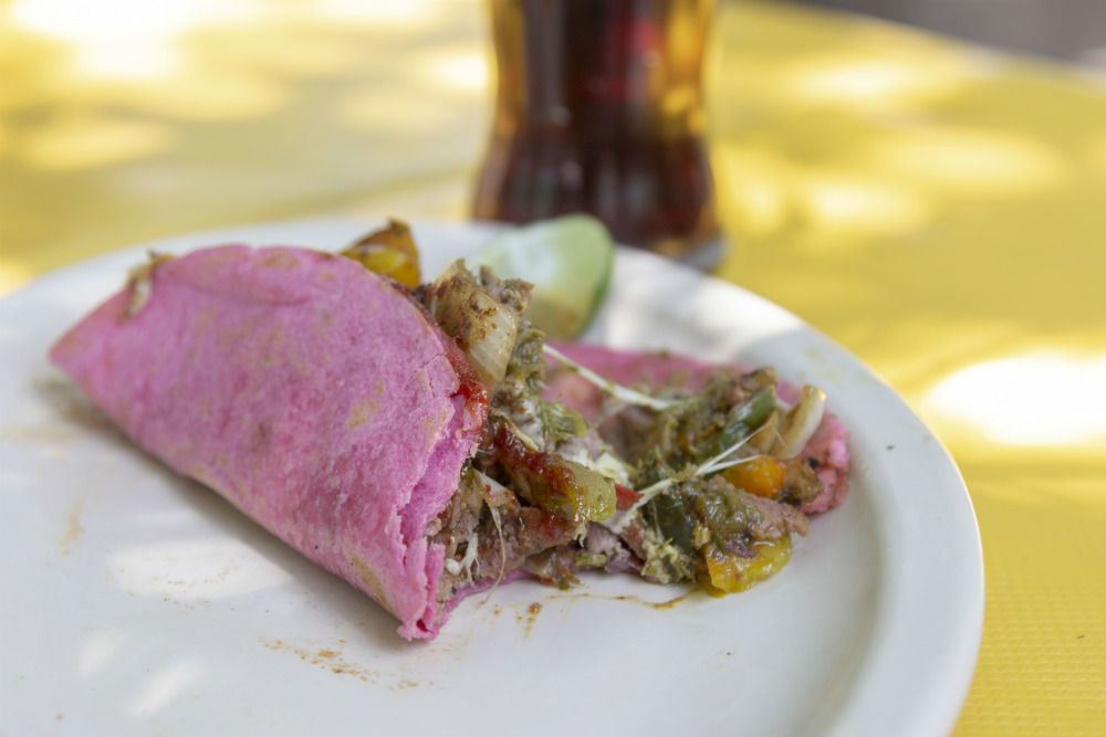 chilango Tortillas de colores y más de 140 salsas en Tacos La Chule 💛🌮💙