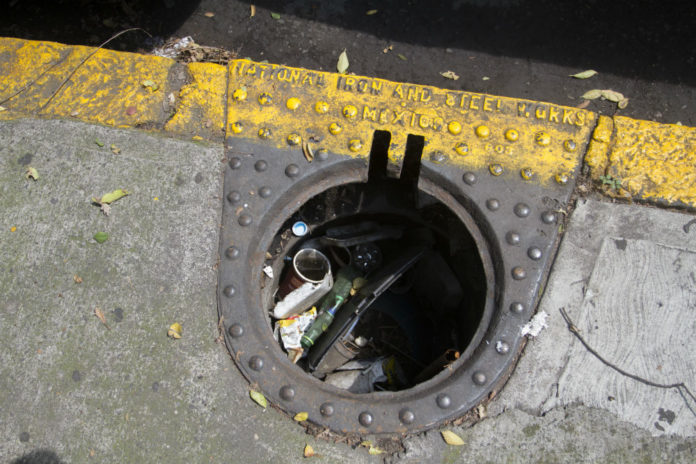 chilango - Accidentes y hasta muertes por robo de coladeras en CDMX