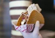 Este lugar tiene taquitos de helado y un trompo de chocolate🍦🌮 NÓMADA HELADERÍA