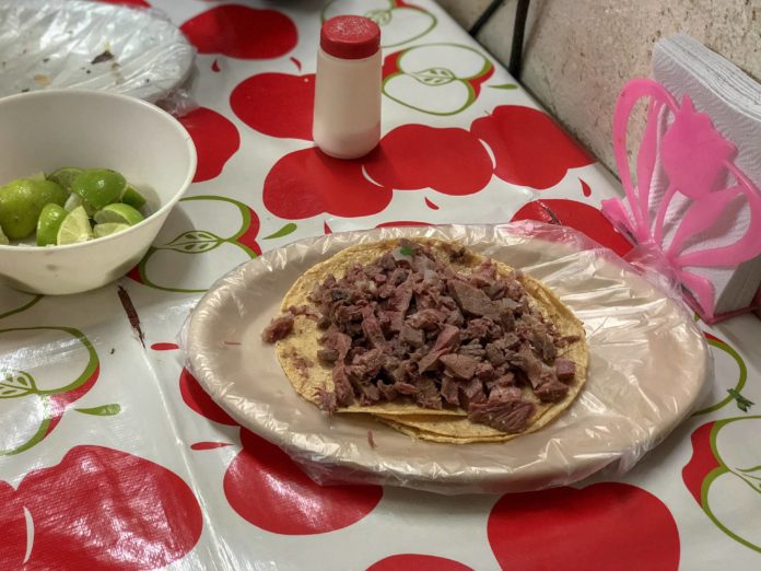 chilango Tacos gigantes de lengua y salsas matonas en una taquería