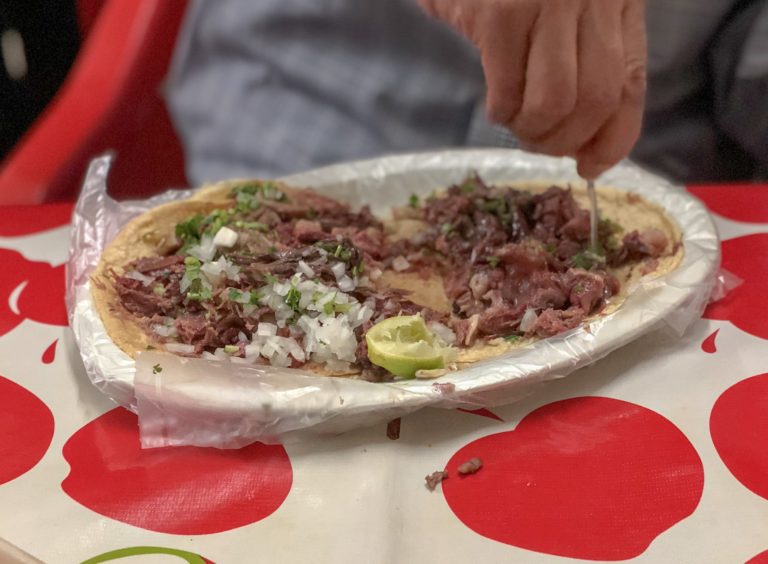 chilango Tacos gigantes de lengua y salsas matonas en una taquería