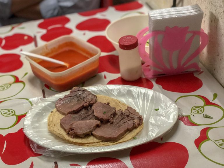 chilango Tacos gigantes de lengua y salsas matonas en una taquería