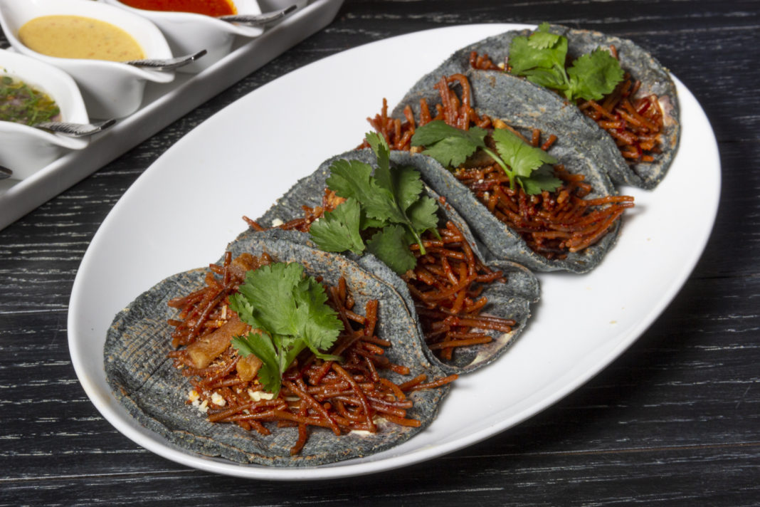 chilango La hora de los tacos (raros) de fideos, colores, coreanos y