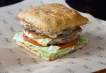 La curiosa burger de Toks hamburguesa toks