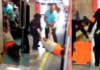 Policías sacan a rastras a un hombre de un vagón del Metro a rastras de un vagón del Metro