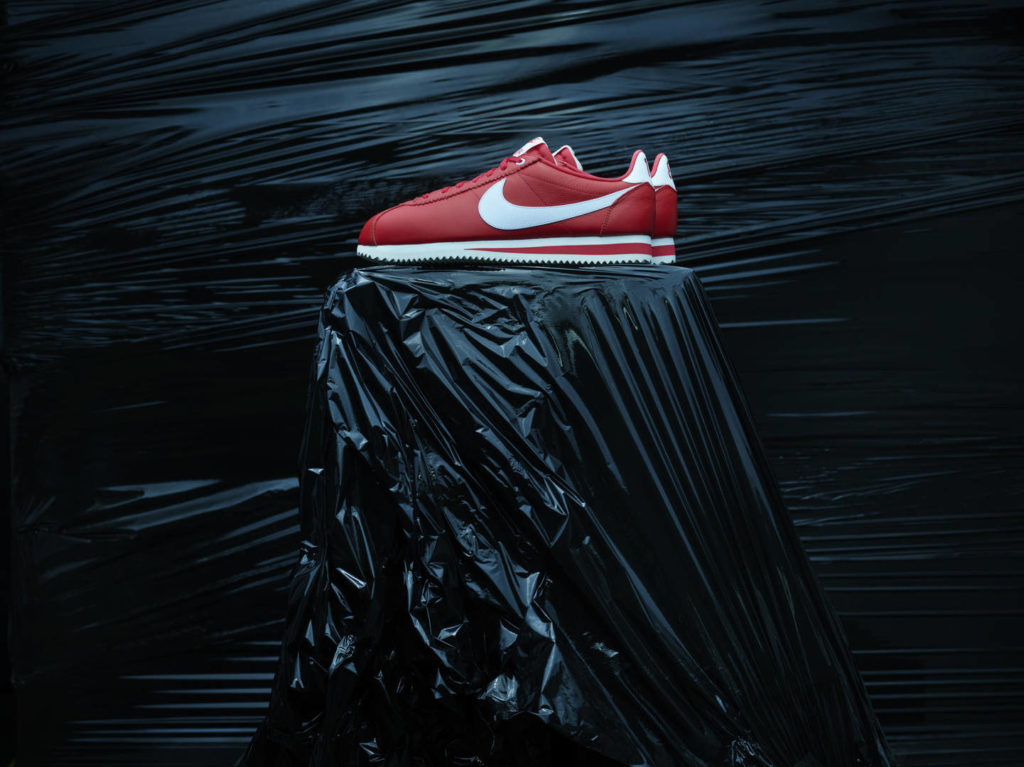 línea de ropa de Nike y Stranger Things cortez rojo