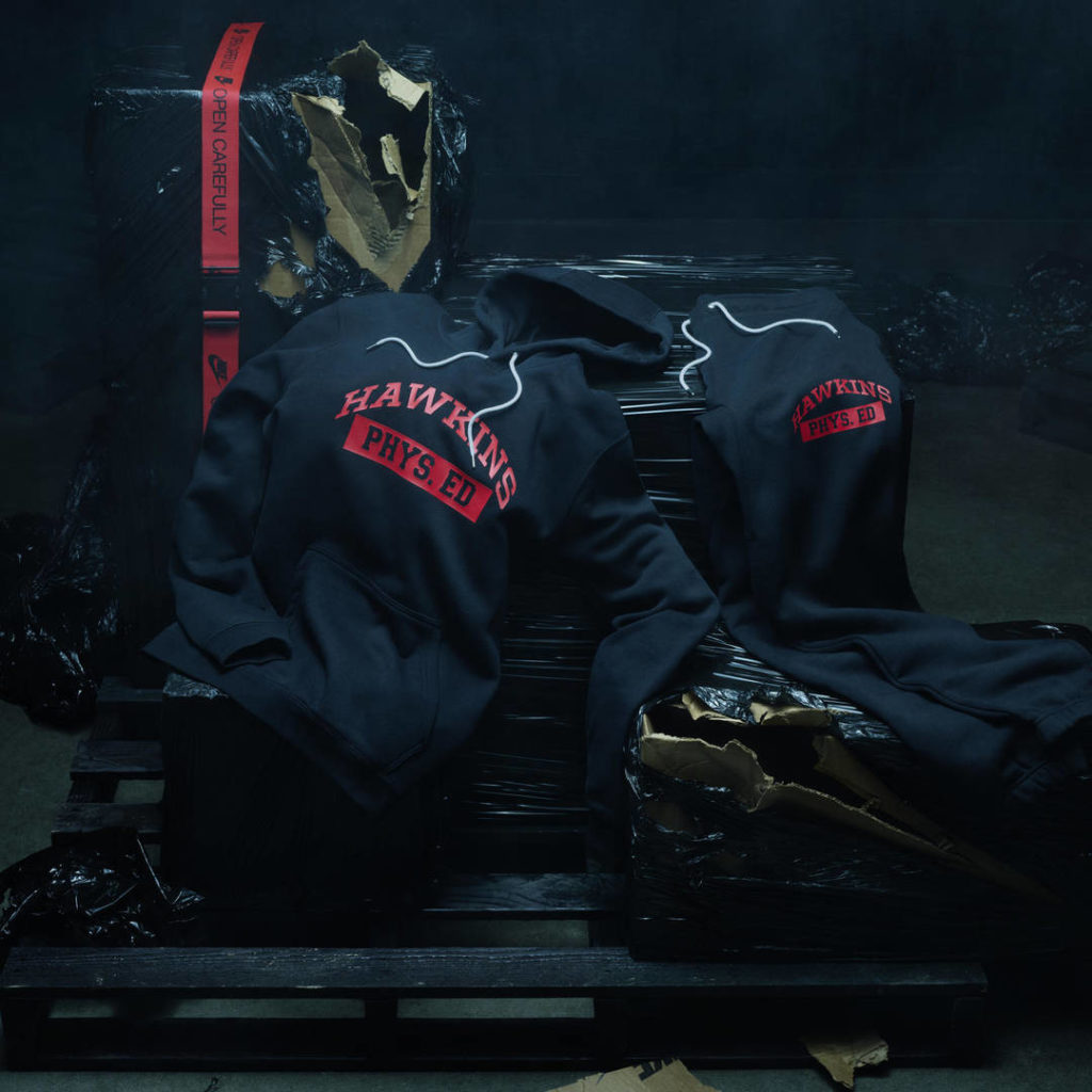 línea de ropa de Nike y Stranger Things sudadera negra