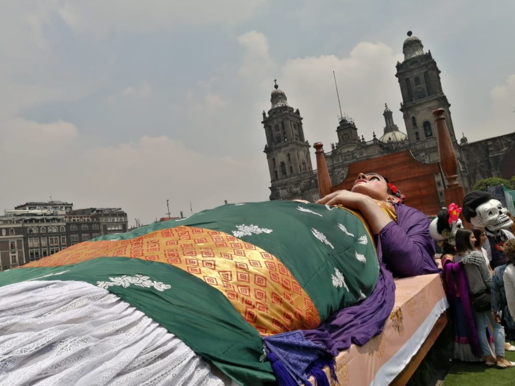 Frida Kahlo en el Zócalo cama