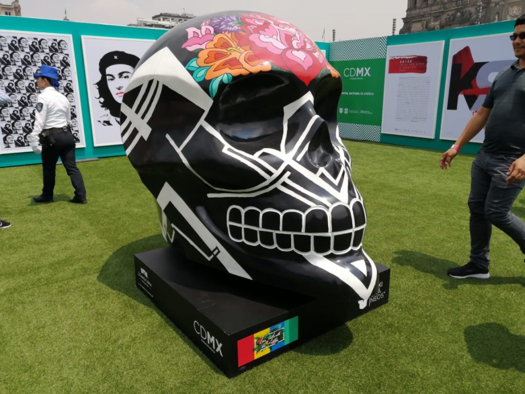Frida Kahlo en el Zócalo craneos