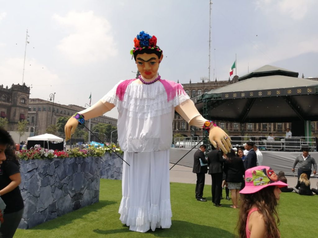 Frida Kahlo en el Zócalo monumental