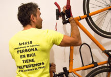 ¿Te pasaste el alto? Ciclistas te enseñan el Reglamento de Tránsito Rodadas con las playeras del reglamento