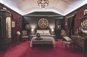 hospedate-en-la-habitacion-inspirada-en-la-obra-de-guillermo-del-toro