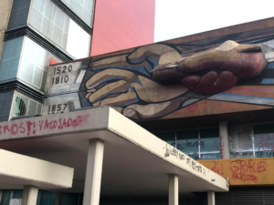 danan-mural-de-siqueiros-en-la-unam-durante-actos-vandalicos