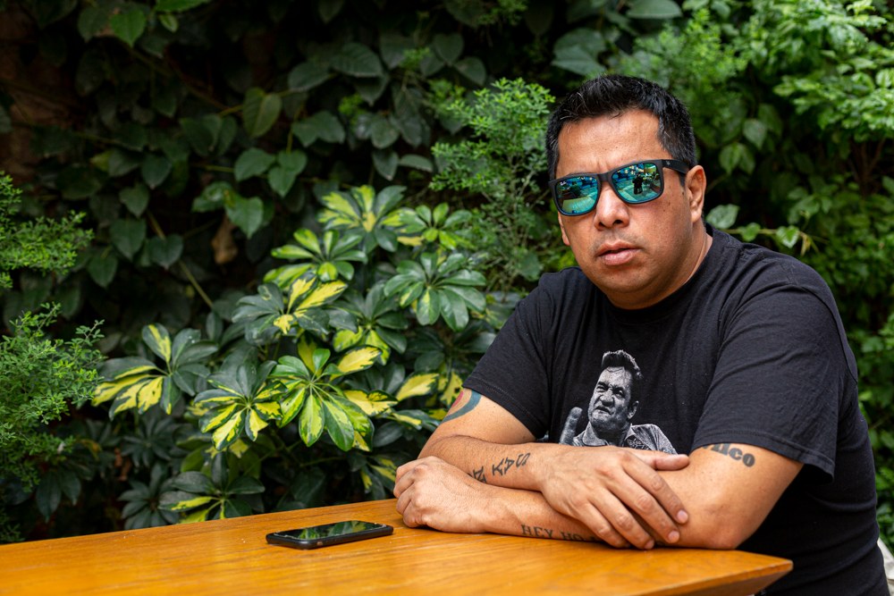 escritor Carlos Velázquez 