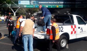 padres-de-ninos-con-cancer-bloquean-acceso-al-aeropuerto