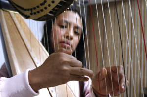 erendira-morales-la-joven-de-neza-que-tocara-el-arpa-en-ny