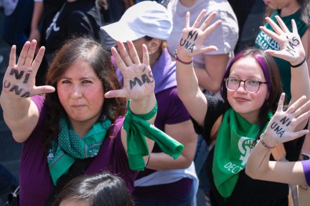 chilango  Una ola feminista sacudió a CDMX '¡se va a caer!'