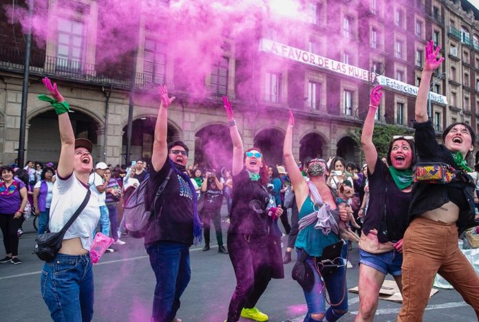 chilango  Una ola feminista sacudió a CDMX '¡se va a caer!'
