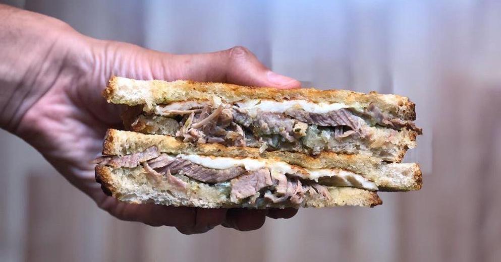 Con ustedes: el rifado sándwich de suadero gratinado de Eva Sandwichería