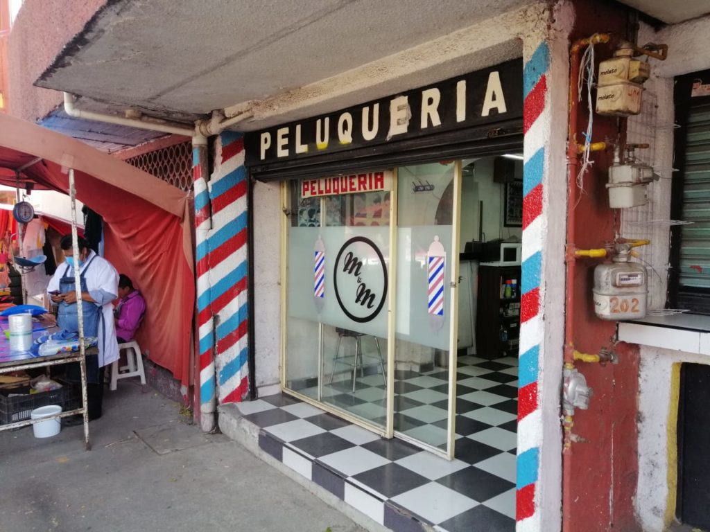 Peluquería sin clientela en la Ciudad de México.